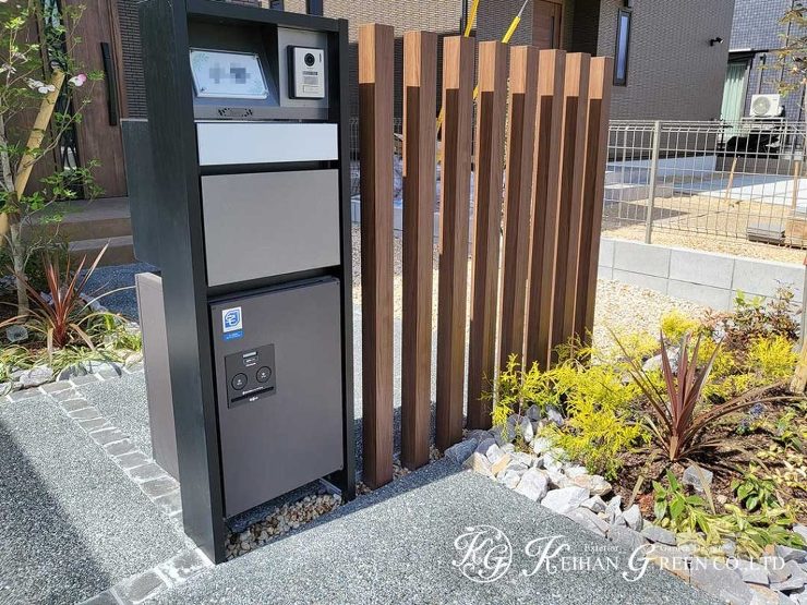 ブラック×木調の組合せでインダストリアルデザインなオープン外構　栗東市