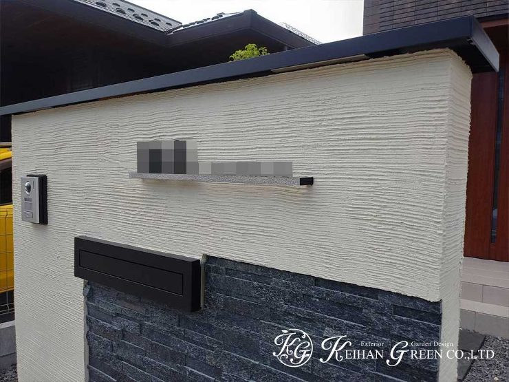 建物の色とリンクしたツートンカラーの門柱　米原市