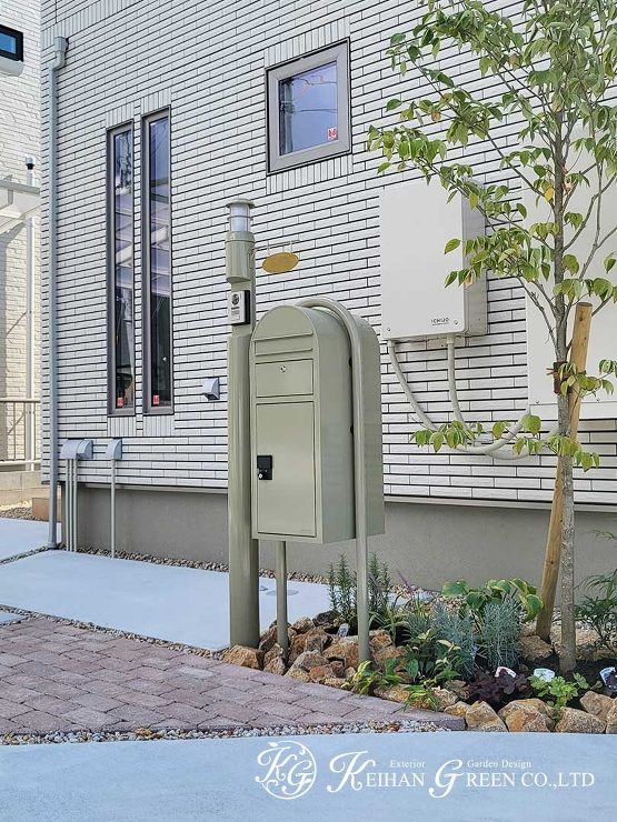 オリーブ色のポストが大人かわいいオープン外構