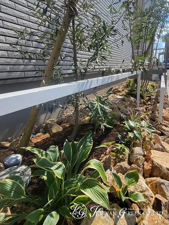 オリーブ色のポストが大人かわいいオープン外構