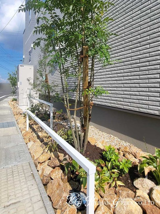 オリーブ色のポストが大人かわいいオープン外構