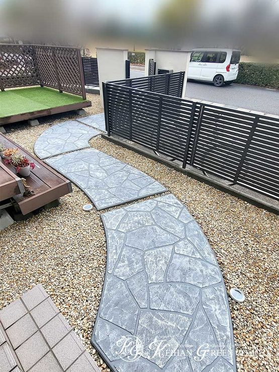 塗り壁と石張りを組み合わせたモダンな門柱　守山市