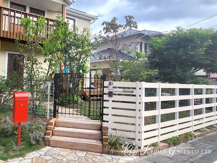 白いフェンスと赤いポストが大人かわいいエントランス　大津市