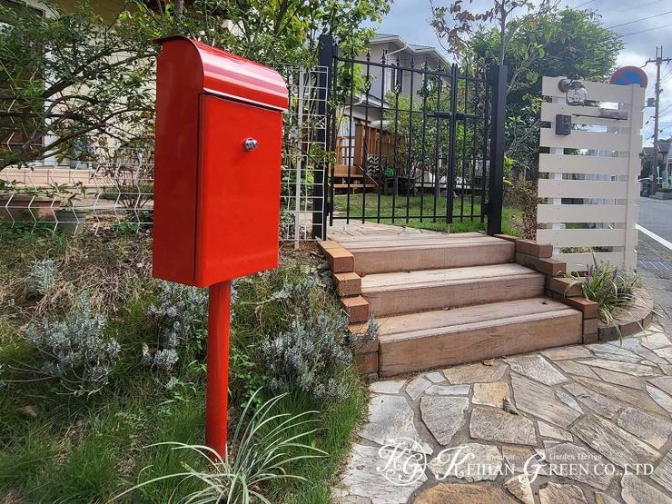 白いフェンスと赤いポストが大人かわいいエントランス　大津市