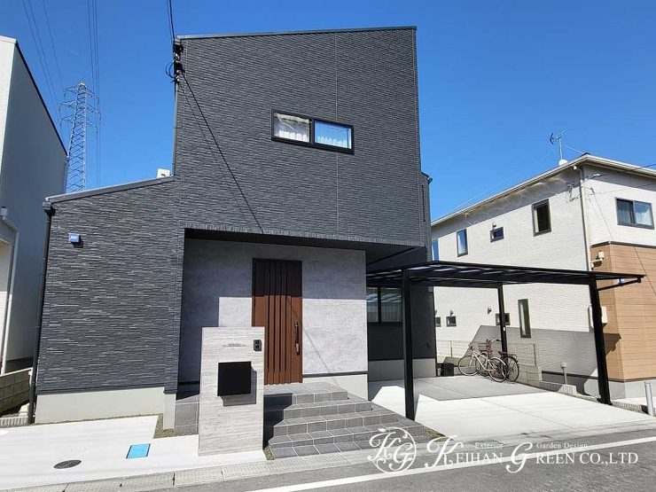 杉板調コンクリートを再現したタイルを使った門柱がポイントのオープン外構　大津市