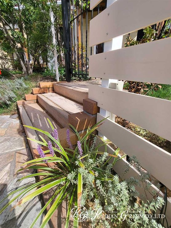 白いフェンスと赤いポストが大人かわいいエントランス　大津市