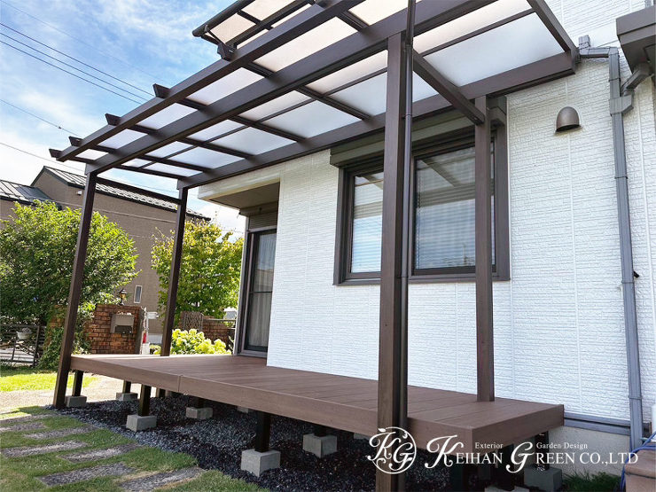 ナチュラルなデッキとテラス屋根でおうちリゾート感を　大津市