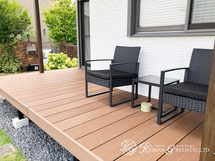 ナチュラルなデッキとテラス屋根でおうちリゾート感を　大津市