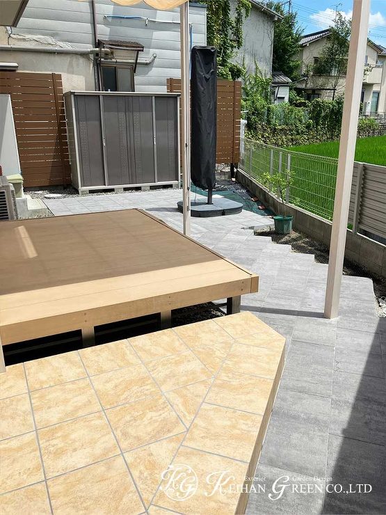2色のタイル使いとシェードでゆったりおうち時間を過ごせるお庭に　京都市