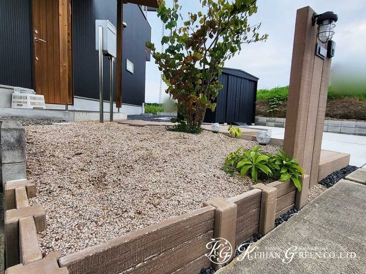 門柱もアプローチもコンクリート製枕木でナチュラルな雰囲気に　日野町