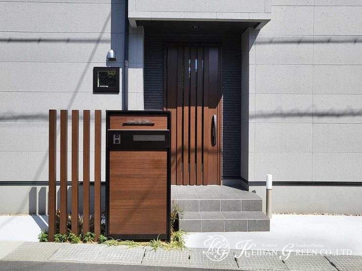 ウォール型の木目調機能門柱が存在感のある外構　大津市