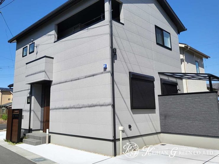 ウォール型の木目調機能門柱が存在感のある外構　大津市