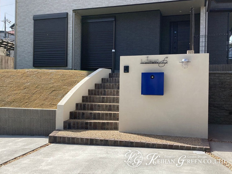 オリジナルデザインのアイアン表札がおしゃれなエントランス　大津市