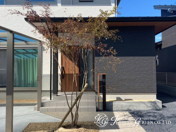 シンボルツリーがひときわ目を惹くシンプルモダン外構　守山市