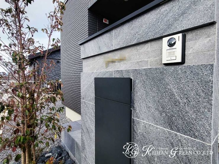 自然石調のタイルの門柱がポイントのシンプルモダン外構　近江八幡市