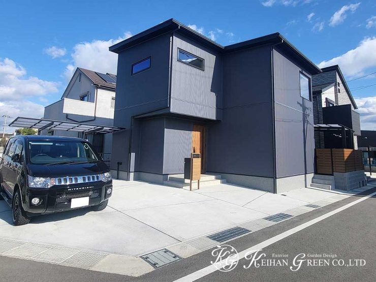 木目が映えるシンプルなナチュラルモダン外構　草津市