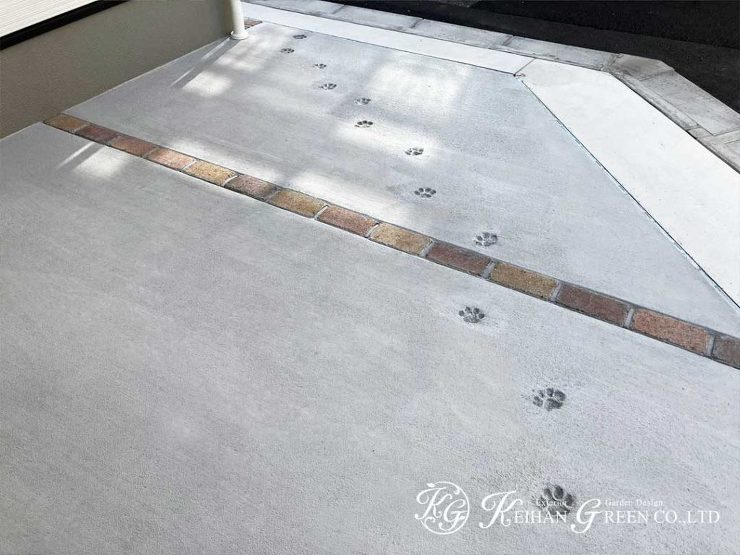 コンクリートにネコの足跡をあしらったオンリーワン外構　京都市