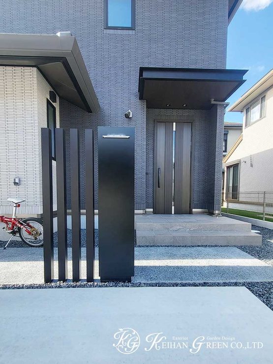 スッキリとしたモノトーンのオープン外構　守山市