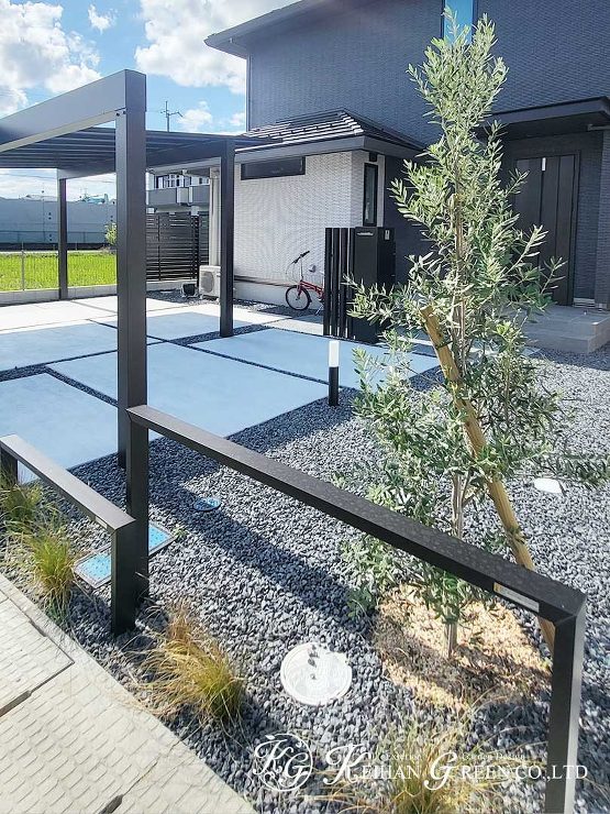 スッキリとしたモノトーンのオープン外構　守山市