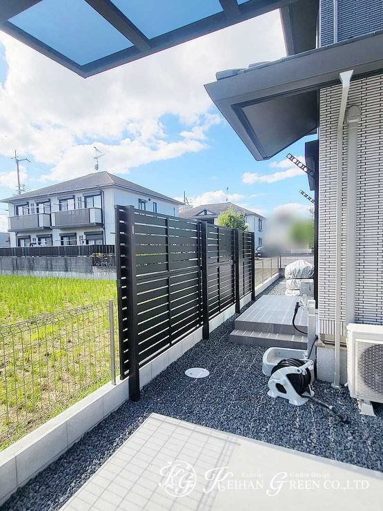 スッキリとしたモノトーンのオープン外構　守山市