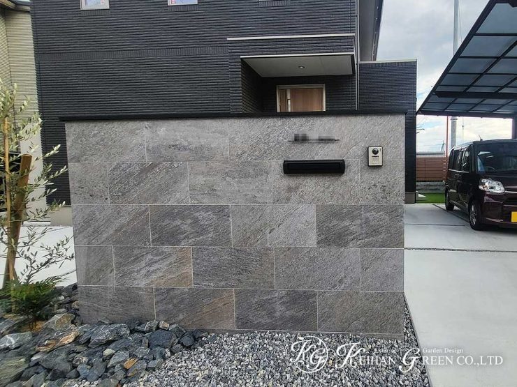 高級感のある大判タイルを使った門柱　守山市