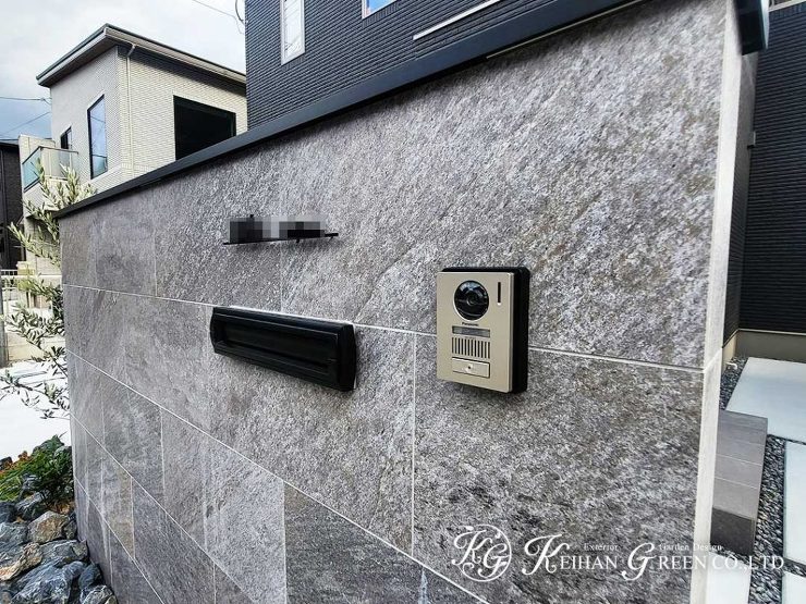 高級感のある大判タイルを使った門柱　守山市