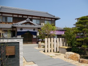 風格のあるお庭にモダンな門柱　大津市