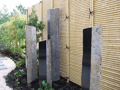 六方石(一面磨き)を立込む