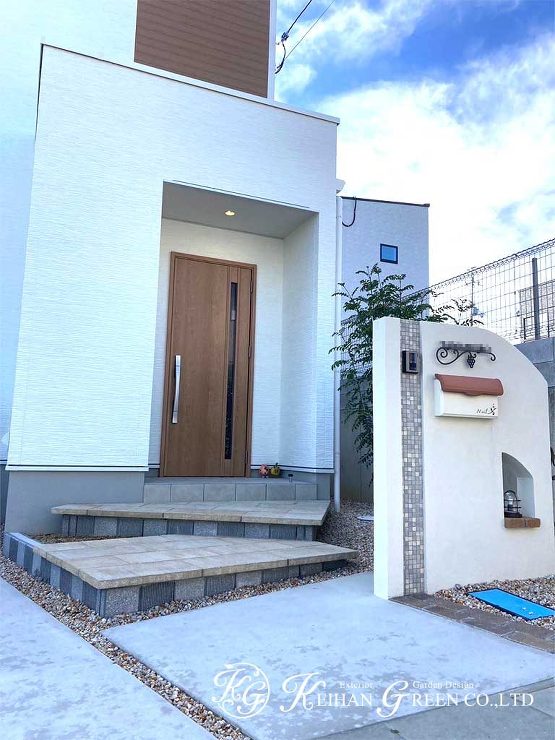 モザイクタイルでアクセント。大人かわいいナチュラルデザインの門柱　大津市