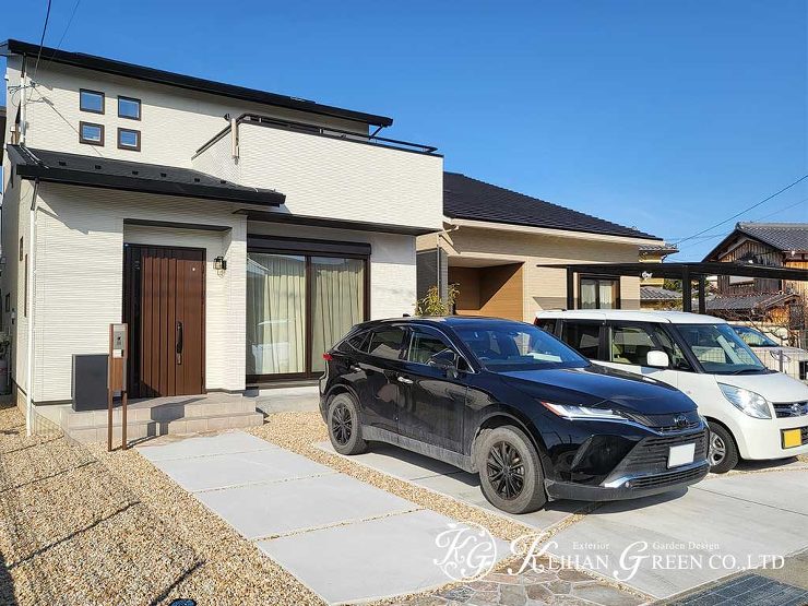 石貼りのアプローチとシンボルツリーの緑が明るい印象の新築外構　草津市