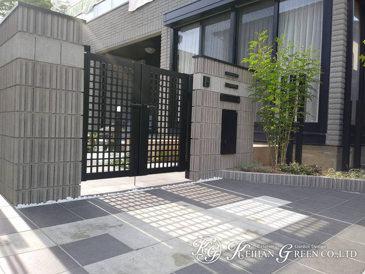 シックな色合いのブロックでお住まいとマッチしたエクステリアに　大津市