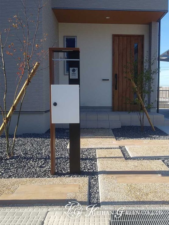 木調素材と庭木がナチュラルな雰囲気を引き立てるオープン外構　栗東市