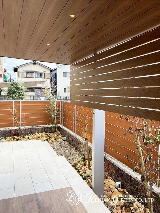 プライベートと開放感を両立する庭空間　草津市