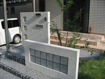 奥行きを出すシンプル門柱