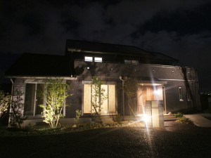 石と木々と光が織りなす幻想譚　湖南市