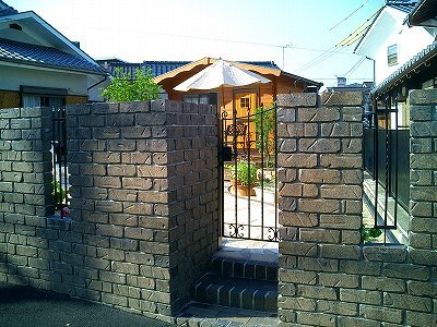 小屋のあるお庭へ
