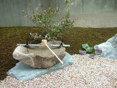 自然石を手水鉢がわりに