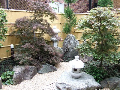 岬灯篭のある庭園