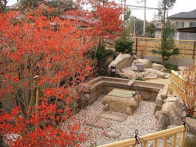 石筒で水の流れを表現