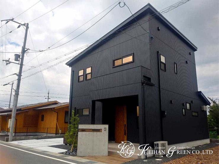 RC打ち放し風塗装仕上げの門柱がポイント　長浜市