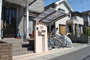 サイクルラックの有る南欧風の門柱周り　大津市