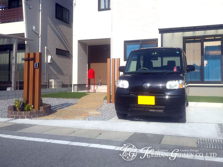 ポストの赤と人工芝の緑がアクセントのナチュラル外構　彦根市