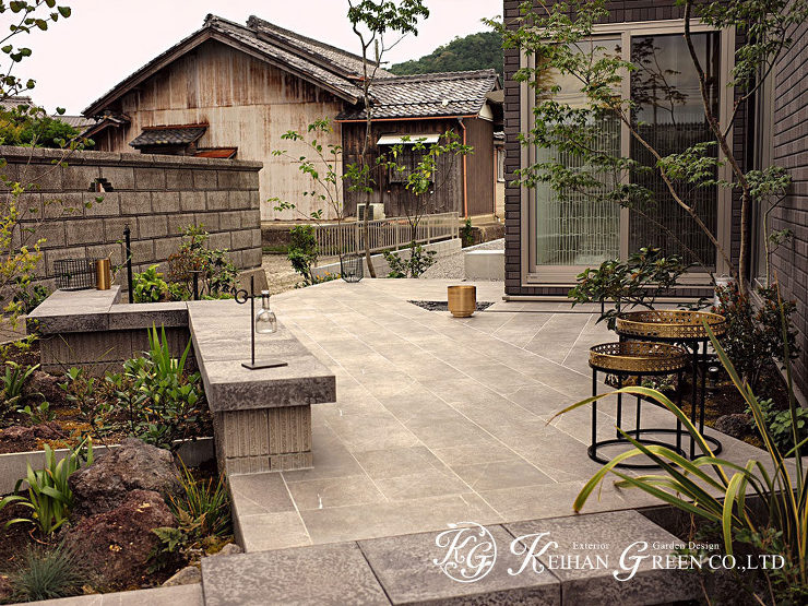 広々としたタイルデッキで贅沢なガーデンリビングを実現　東近江市