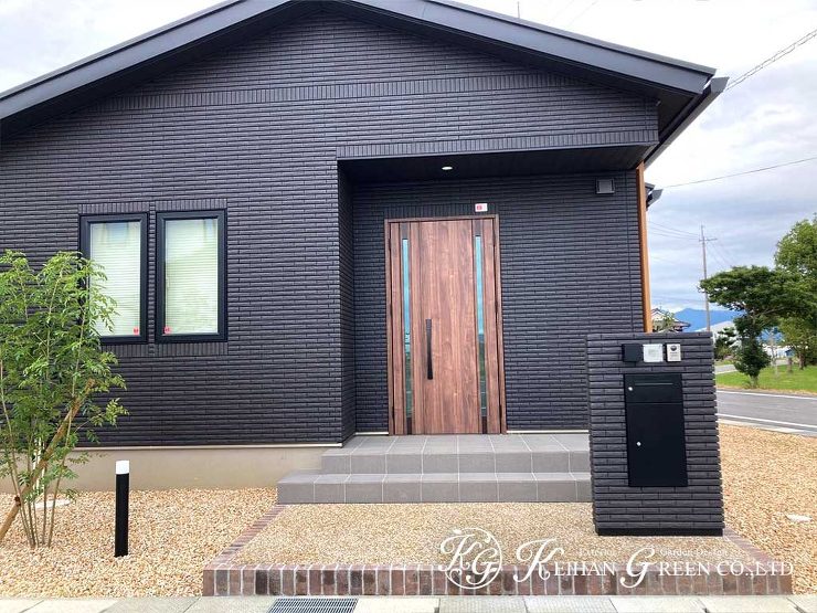 ナチュラルモダンな平屋建てのオープン外構　竜王町
