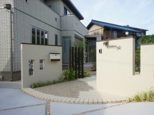 やさしい色と曲線のナチュラル外構　大津市