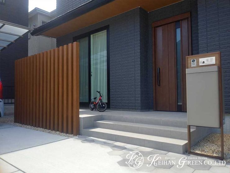 木調とグレー系の色の組み合わせがオシャレなオープン外構　大津市