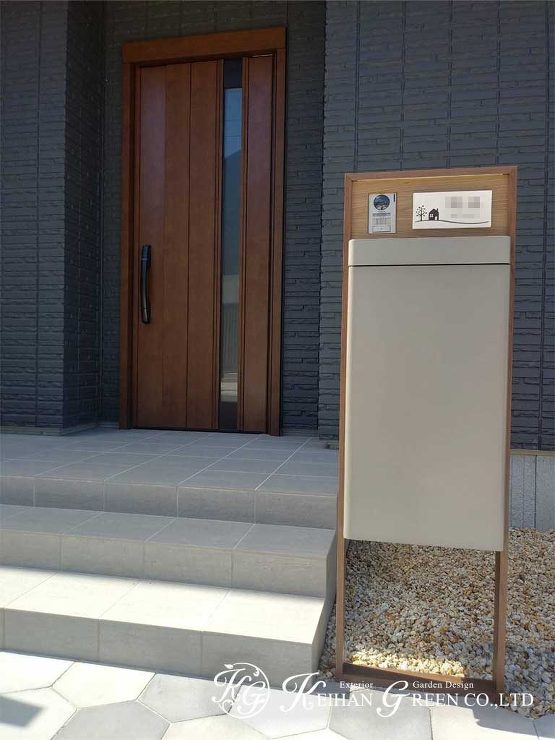 木調とグレー系の色の組み合わせがオシャレなオープン外構　大津市