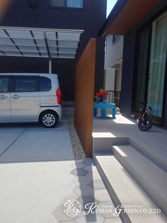 木調とグレー系の色の組み合わせがオシャレなオープン外構　大津市