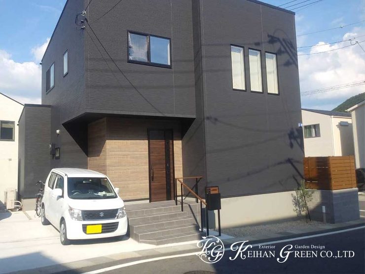ブラック×木目の組み合わせがカッコいい新築外構　大津市