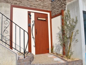 扉に見える不思議な門柱　大津市